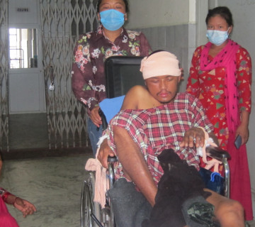 दुर्घटनामा गम्भीर घाइते भएका कृष्ण चेपाङको उपचारमा समस्या : श्रीमतीसँग पैसा छैन, चालक भन्छन्- गरिब छु